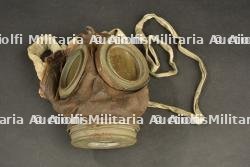Masque anti gaz allemand Leder dans sa boîte régimentée. German Leder gas mask in regimentally marked container. — miniature 7
