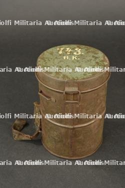 Masque anti gaz allemand Leder dans sa boîte régimentée. German Leder gas mask in regimentally marked container. — photo 9
