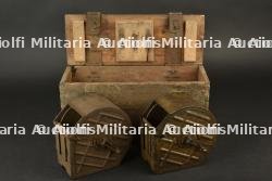 Deux chargeurs tambour de MG08-15 dans leur caisse. Two MG08/15 drum magazines in their carrying case. — photo 1