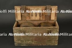 Deux chargeurs tambour de MG08-15 dans leur caisse. Two MG08/15 drum magazines in their carrying case. — photo 2