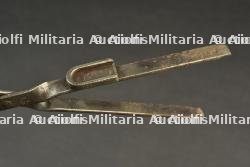 Paire de ciseaux extracteurs de douille pour MG08. Pair of MG08 cartridge-case extractor tongs. — miniature 2