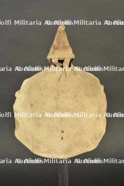 Casque à pointe M1895 de Garde Grenadier avec son couvre casque. M1895 Guard Grenadier pickelhaube with helmet cover.