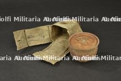 Cartouche filtrante anti gaz allemande dans sa pochette en toile. German gas-mask filter cartridge in canvas pouch.