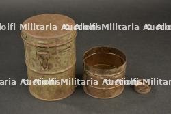 Boîte pour masque anti gaz allemand et pour filtre. German gas-mask and filter containers.