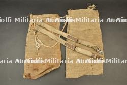 Porte grenade allemand et bretelle pour port de charge. German grenade carrier and heavy-load straps.