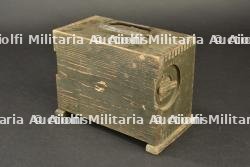 Boîte du dispositif de test des cartouches anti gaz allemandes. Box for German gas-mask filter testing apparatus.