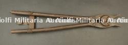 Pince coupante allemande avec son porte pince ersatz en fer. German wire cutters with ersatz iron carrier.