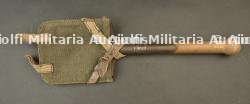 Pelle allemande avec son rare porte pelle ersatz. German shovel with rare ersatz carrier.