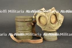 Masque anti gaz allemand Gummi dans sa boîte. German Gummimaske gas mask in its canister.