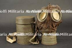 Beau masque anti gaz allemand Lederschutzmaske dans sa boîte. German Lederschutzmaske gas mask in its canister.