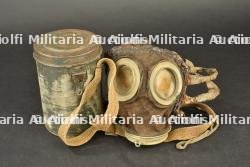 Lederschutzmaske dans son rare boîtier en bois. Lederschutzmaske gas mask in rare wooden case.