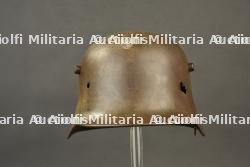 Coque de casque allemand Stahlhelm M16 avec impact. German M1916 Stahlhelm shell with bullet impact.