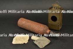 Equipements allemands dont bouteille d'oxygène et lanterne. German equipment including oxygen cylinder and lantern.