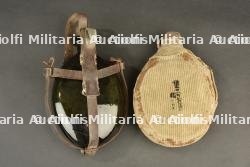 Bidons allemands d'infirmier et harnais nominatif. German medic's canteens and named harness.