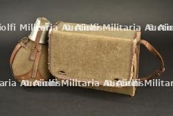 Sacoche à pansement et bidon médical allemands. German dressing satchel and medical canteen.