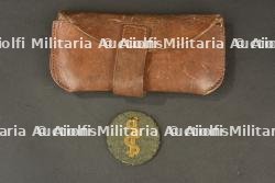 Pochette et insigne d'infirmier allemand. German medic's pouch and insignia.