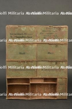 Armoire interne du Tornister médical allemand. Internal cabinet for a German medical Tornister.