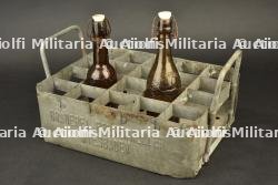 Casier à bouteille allemand et bouteilles de bière. German bottle crate and beer bottles.