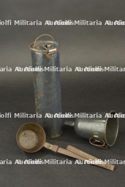Matériel de roulante allemande poivre, louche et entonnoir. German field-kitchen equipment, pepper container, ladle and funnel.