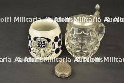 Lot de 3 objets patriotiques allemands à motif de Croix de Fer. Lot of three German patriotic items with Iron Cross motifs.