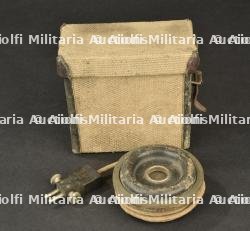 Ecouteur téléphonique allemand dans son rare étui ersatz. German telephone receiver in rare ersatz case.
