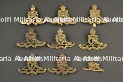 Lot de 9 cap badges et collar de l'artillerie anglaise. Lot of nine British artillery cap and collar badges.