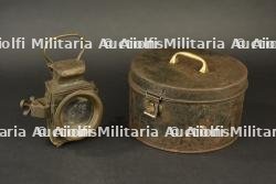 Lampe de chariot et boîte anglaises. British cart lantern and cylindrical box.