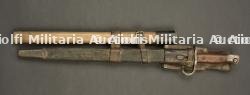 Baïonnette anglaise M1907 à quillon avec porte fourreau et porte manche en cuir pattern 14. British hooked-quillon Pattern 1907 bayonet with Pattern 1914 leather frog and helve holder.