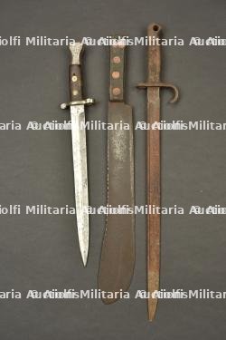 Lot de baionnettes et machette anglaises. Lot of British bayonets and machete.