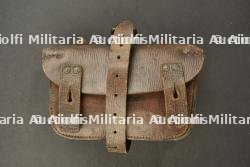 Pochette anglaise M1921 en cuir similaire à la cartouchière anglaise pattern 14. British M1921 leather lineman's tool pouch resembling a Pattern 1914 ammunition pouch.