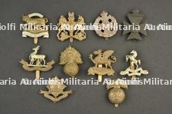 Lot de 10 cap badges d'infanterie anglais. Lot of ten British infantry cap badges.