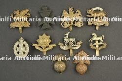 Lot de 10 cap badges d'infanterie anglais. Lot of ten British infantry cap badges.