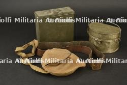 Lot d'équipements anglais dont gamelle. Lot of British equipment including a mess tin.