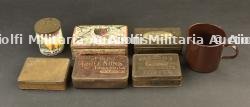 Lot de 6 boîtes anglaises et un quart. Lot of six British tins and an enamelled mug.