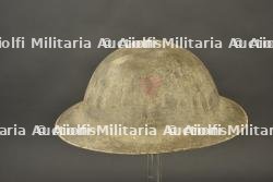 Coque de casque anglais à insigne de la 12th Trench Mortar Battery. British helmet shell with 12th Trench Mortar Battery insignia.