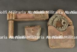 Lot d'équipements anglais dont crecelle d'alerte gaz. Lot of British equipment including a gas alarm rattle.