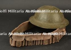 Cartouchière britannique M1888 et coque de casque. British M1888 ammunition bandolier and helmet shell.