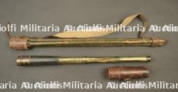 Lunette d'artillerie canadienne et trépied. Canadian artillery telescope and tripod.