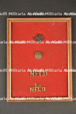 Planche d'insigne canadiens du Newfoundland. Display board of Newfoundland Regiment insignia.