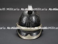 Casque de sapeur-pompier en cuir, a identifier. Unidentified leather firefighter helmet. — miniature 3