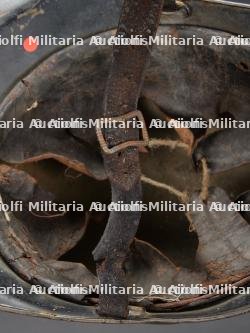 Deux casques de sapeurs-pompiers, a identifier. Two unidentified firefighter helmets. — photo 11
