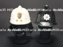 Deux casques de sapeurs-pompiers, a identifier. Two unidentified firefighter helmets. — miniature 2