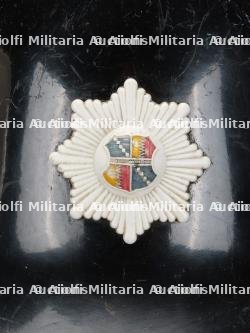 Deux casques de sapeurs-pompiers, a identifier. Two unidentified firefighter helmets. — miniature 3