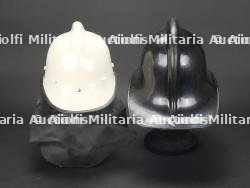 Deux casques de sapeurs-pompiers, a identifier. Two unidentified firefighter helmets. — photo 7