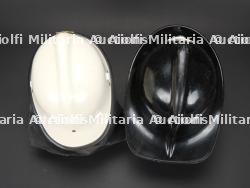 Deux casques de sapeurs-pompiers, a identifier. Two unidentified firefighter helmets. — photo 8