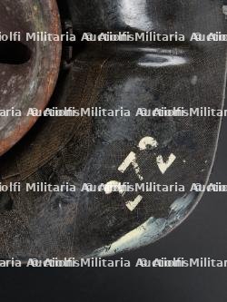 Deux casques de sapeurs-pompiers, a identifier. Two unidentified firefighter helmets. — miniature 10