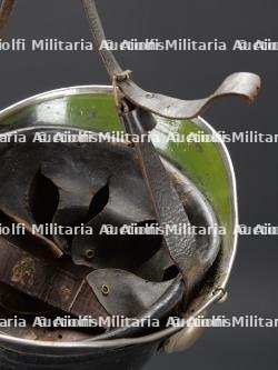 Allemagne, lot de deux casques de sapeurs-pompiers, dont un prussien. Germany, set of two firefighter helmets, including one Prussian example. — photo 17