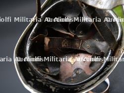Allemagne, lot de deux casques de sapeurs-pompiers, dont un prussien. Germany, set of two firefighter helmets, including one Prussian example. — miniature 18