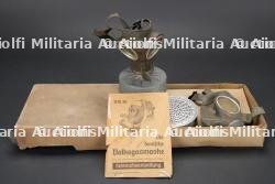 Allemagne, masques a gaz de la Luftschutz de la Seconde Guerre mondiale. Germany, Second World War Luftschutz gas masks.