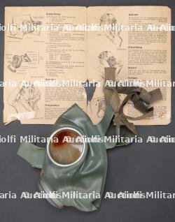 Allemagne, masques a gaz de la Luftschutz de la Seconde Guerre mondiale. Germany, Second World War Luftschutz gas masks. — photo 6